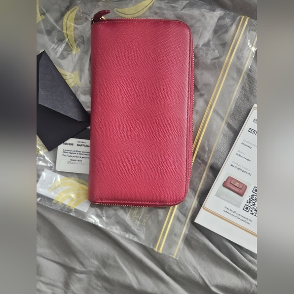 Prada Pink Wallet with Bow Detail - Picture 4 of 10